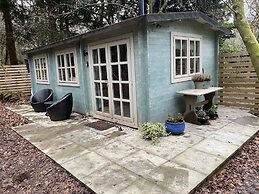 Private and Secluded Cabin in Rowfant