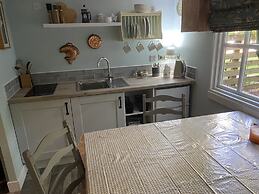 Private and Secluded Cabin in Rowfant