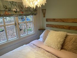 Private and Secluded Cabin in Rowfant