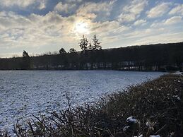 Private and Secluded Cabin in Rowfant