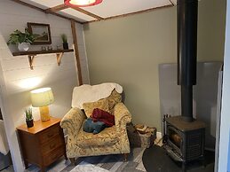 Private and Secluded Cabin in Rowfant