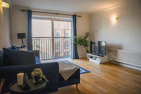 Spacious 2 Bed Flat In Wimbledon, Private Parking