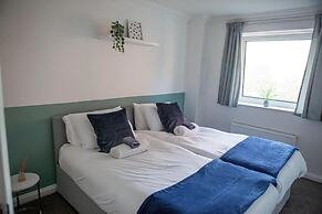 Spacious 2 Bed Flat In Wimbledon, Private Parking