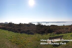Charming 3-bed Holiday Home in Poole, Rockley Park