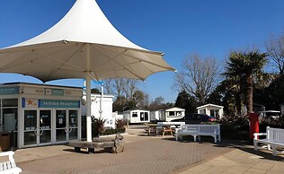 Charming 3-bed Holiday Home in Poole, Rockley Park