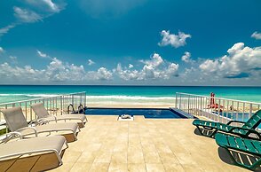 Private pool in beach front Villa