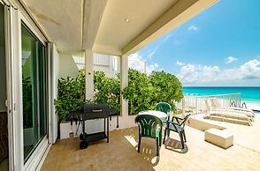 Private pool in beach front Villa