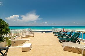 Private pool in beach front Villa
