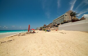 Private pool in beach front Villa