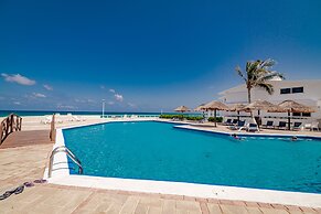 Private pool in beach front Villa