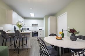 Elliot Oliver - Deluxe Two Bedroom Apartment With Parking & EV Charger