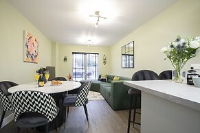 Elliot Oliver - Deluxe Two Bedroom Apartment With Parking & EV Charger