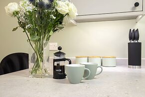 Elliot Oliver - Deluxe Two Bedroom Apartment With Parking & EV Charger