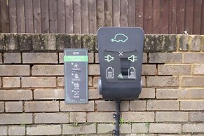 Elliot Oliver - Deluxe Two Bedroom Apartment With Parking & EV Charger