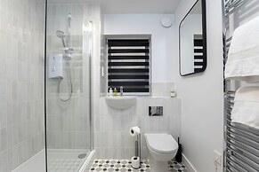 Elliot Oliver - Deluxe Two Bedroom Apartment With Parking & EV Charger