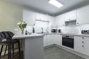 Elliot Oliver - Deluxe Two Bedroom Apartment With Parking & EV Charger