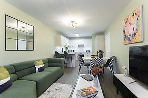 Elliot Oliver - Deluxe Two Bedroom Apartment With Parking & EV Charger