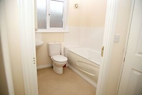 8 Guests - 4 Bedrooms - Parking - Garden