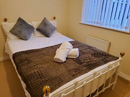 8 Guests - 4 Bedrooms - Parking - Garden