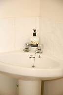 8 Guests - 4 Bedrooms - Parking - Garden