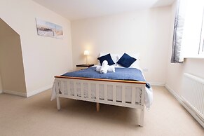 8 Guests - 4 Bedrooms - Parking - Garden