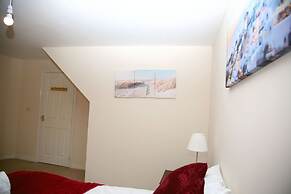 8 Guests - 4 Bedrooms - Parking - Garden