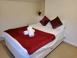 8 Guests - 4 Bedrooms - Parking - Garden