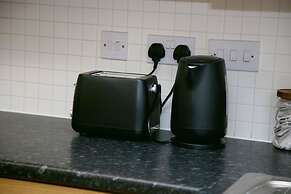 8 Guests - 4 Bedrooms - Parking - Garden