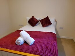 8 Guests - 4 Bedrooms - Parking - Garden