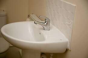 8 Guests - 4 Bedrooms - Parking - Garden