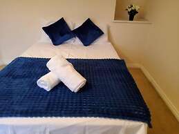 8 Guests - 4 Bedrooms - Parking - Garden