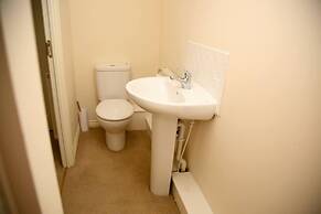 8 Guests - 4 Bedrooms - Parking - Garden