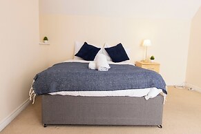 8 Guests - 4 Bedrooms - Parking - Garden