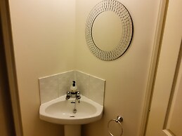 8 Guests - 4 Bedrooms - Parking - Garden