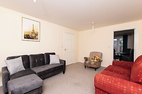 8 Guests - 4 Bedrooms - Parking - Garden