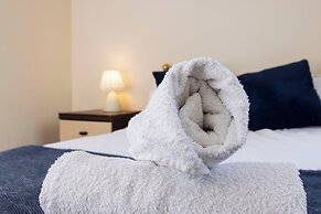 8 Guests - 4 Bedrooms - Parking - Garden