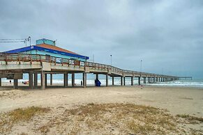 Steps to Sandfest Beach Boardwalk, Pool, Tennis Beach Bungalow by Avan