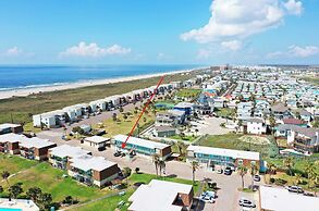 Steps to Sandfest Beach Boardwalk, Pool, Tennis Beach Bungalow by Avan
