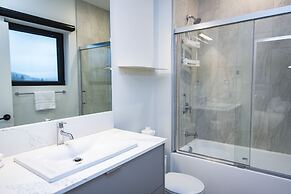 Tumbledown Condo By Revelstoke Vacations