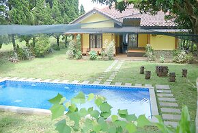 ChavaMinerva Hanni Ciater with Pool