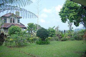 ChavaMinerva Hanni Ciater with Pool