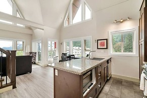 Scenic 3BR Penthouse Suite