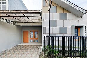 OYO Life 91239 Kost Rosandy House Yogyakarta