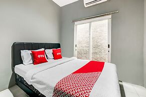 OYO Life 91239 Kost Rosandy House Yogyakarta