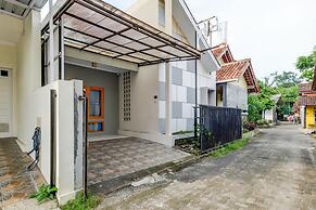 OYO Life 91239 Kost Rosandy House Yogyakarta