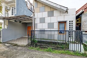 OYO Life 91239 Kost Rosandy House Yogyakarta