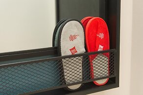 ibis Jiaodong Airport EMU Town Store