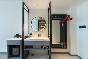 ibis Jiaodong Airport EMU Town Store