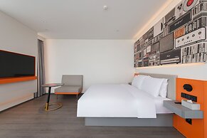 ibis Jiaodong Airport EMU Town Store