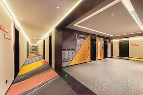 ibis Jiaodong Airport EMU Town Store